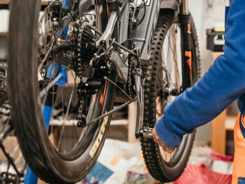 Vélo en réparation